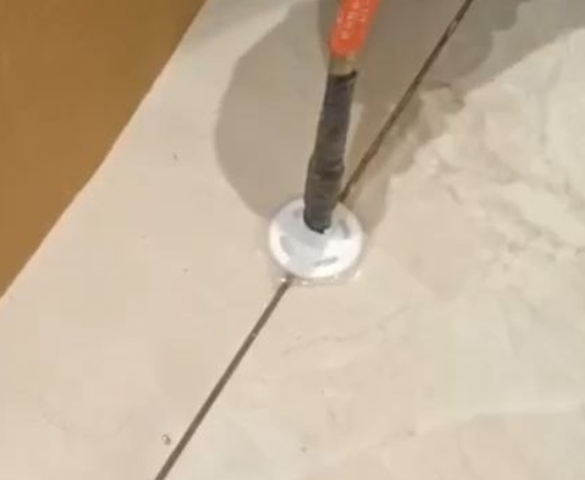 殷都瓷砖空鼓维修公司专业解答瓷砖在铺贴过程中，如果没有涂抹均匀到位的粘结材料（如水泥砂浆或瓷砖胶），可能会导致以下问题